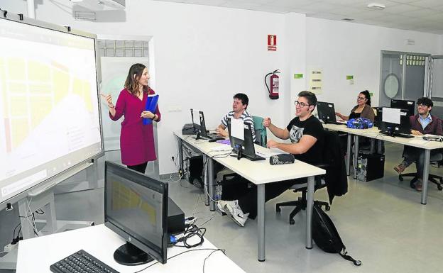 Alumnos del programa Foroempleo estudian la distribución del polígono de San Antolín. 