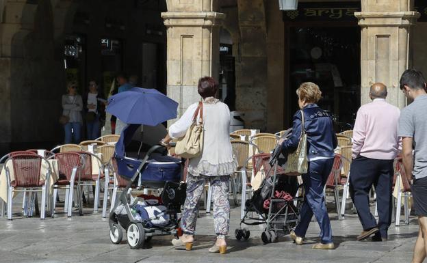 Dos mujeres pasean carritos de bebé por la Plaza Mayor.