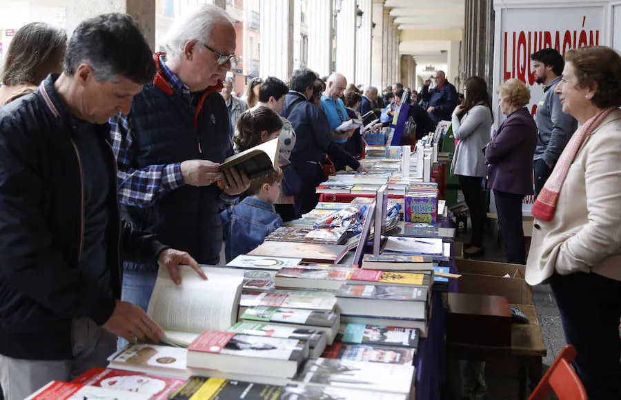 Fotos: Día del Libro en la Calle Mayor de Palencia