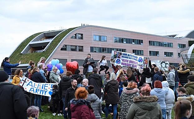 Concentración en contra de que el pequeño Alfie sea desconectado.
