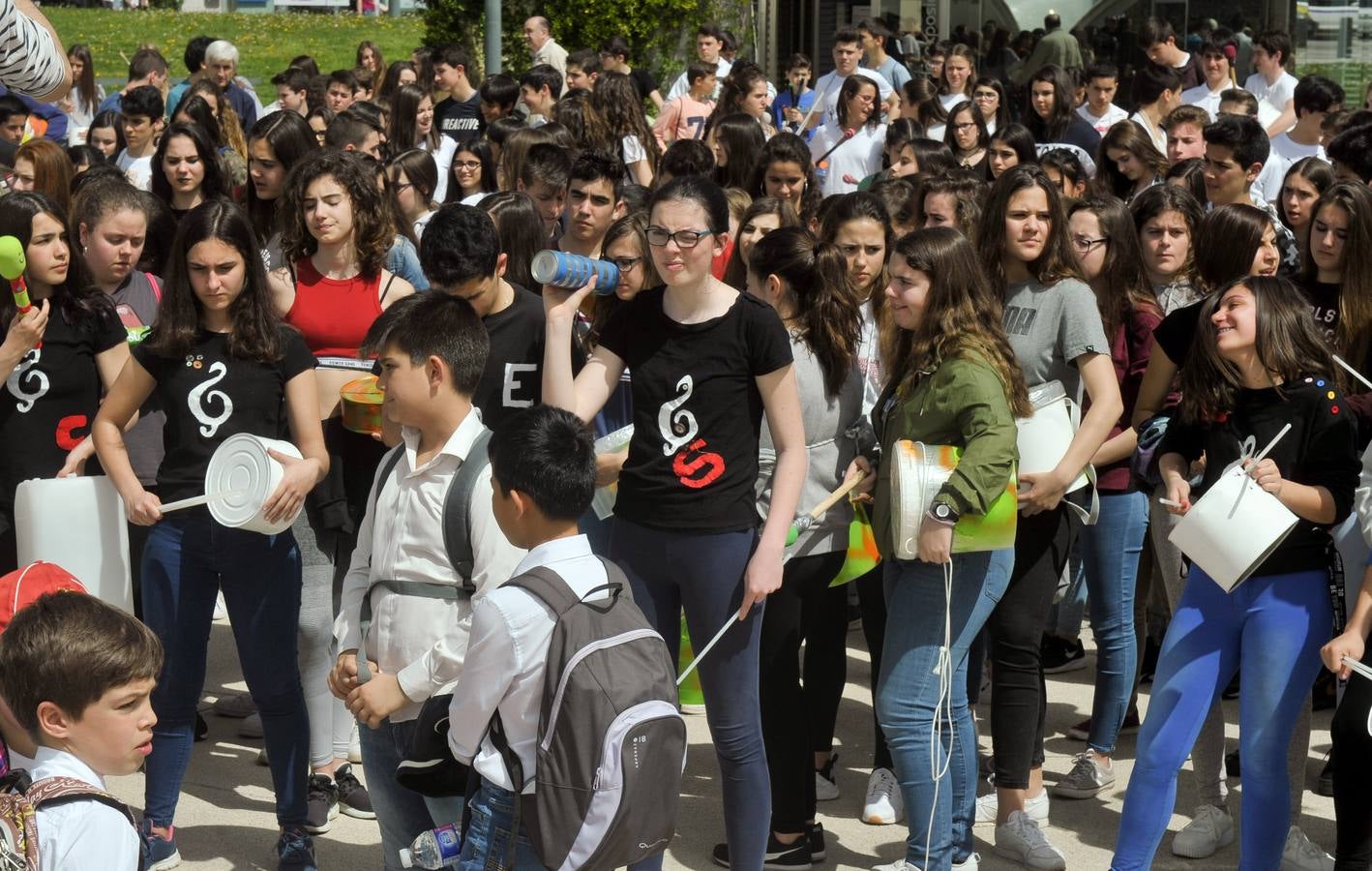 Mil estudiantes de Primaria y Secundaria, algunos de ellos llegados de Ávila, Segovia y Zamora, participan en la actividad con instrumentos que previamente han construido utilizando materiales reciclados en sus aulas