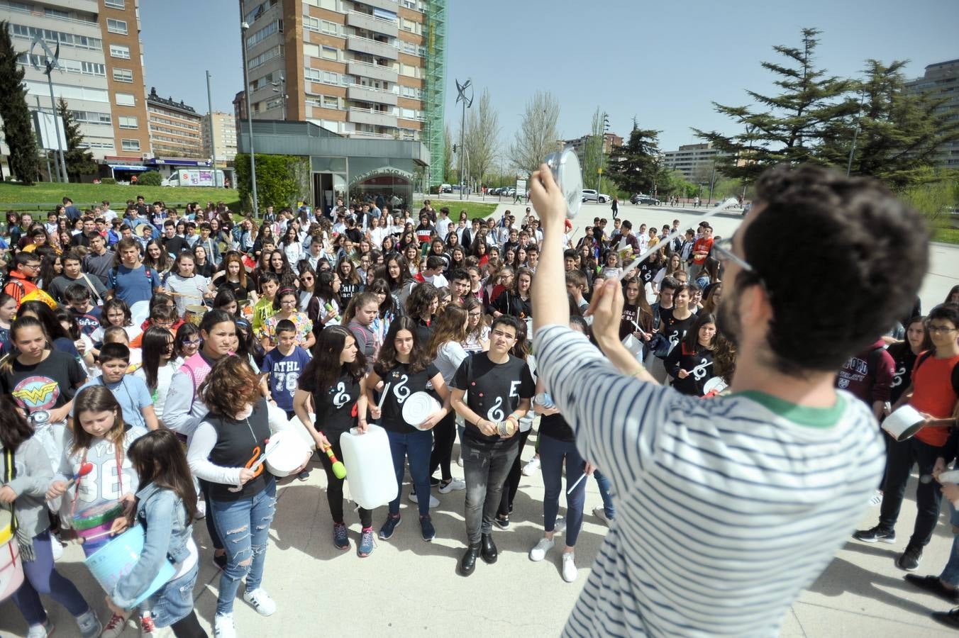 Mil estudiantes de Primaria y Secundaria, algunos de ellos llegados de Ávila, Segovia y Zamora, participan en la actividad con instrumentos que previamente han construido utilizando materiales reciclados en sus aulas