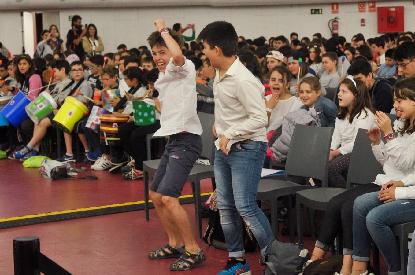 Mil estudiantes de Primaria y Secundaria, algunos de ellos llegados de Ávila, Segovia y Zamora, participan en la actividad con instrumentos que previamente han construido utilizando materiales reciclados en sus aulas