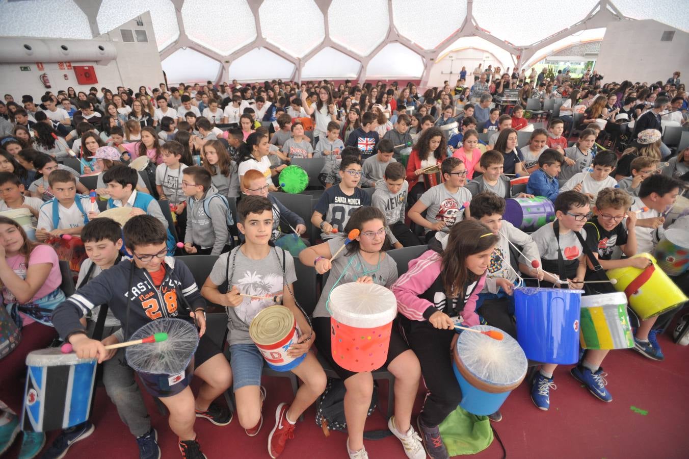 Mil estudiantes de Primaria y Secundaria, algunos de ellos llegados de Ávila, Segovia y Zamora, participan en la actividad con instrumentos que previamente han construido utilizando materiales reciclados en sus aulas