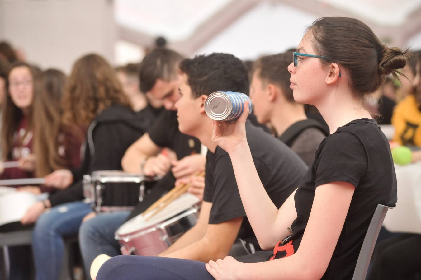 Mil estudiantes de Primaria y Secundaria, algunos de ellos llegados de Ávila, Segovia y Zamora, participan en la actividad con instrumentos que previamente han construido utilizando materiales reciclados en sus aulas