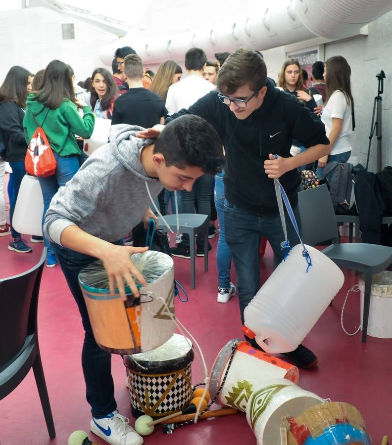 Mil estudiantes de Primaria y Secundaria, algunos de ellos llegados de Ávila, Segovia y Zamora, participan en la actividad con instrumentos que previamente han construido utilizando materiales reciclados en sus aulas