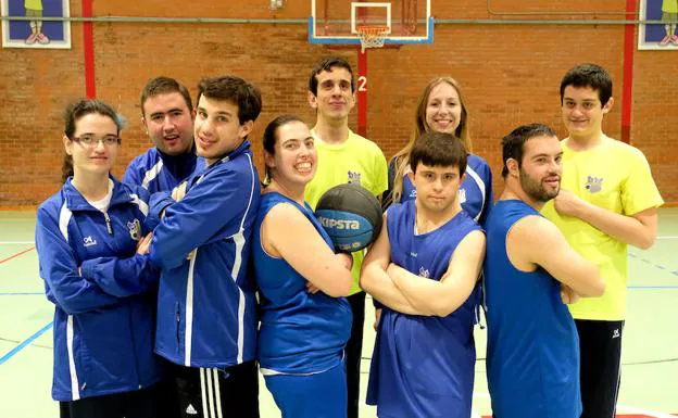 Imagen principal - Los equipos de baloncesto mixto y fútbol sala. A la derecha, entrenamiento común del Club Deportivo Asprona. 