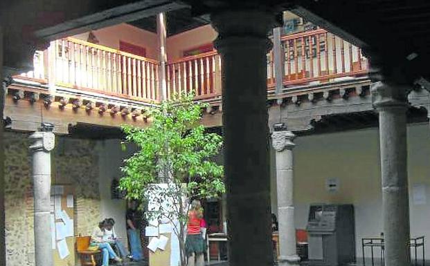 Patio gótico del Palacio de Mansilla, antiguo Colegio Universitario. 