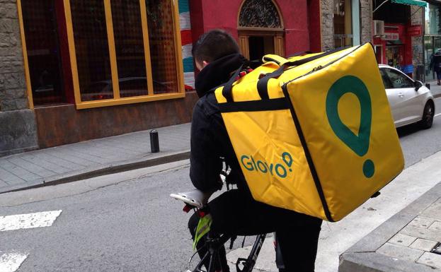 Un repartidor de comida, sobre su bicicleta.