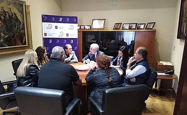 Representantes de «No a la mina en la sierra de Yemas» se reúnen con el alcalde de Ávila para solicitar estudio. 