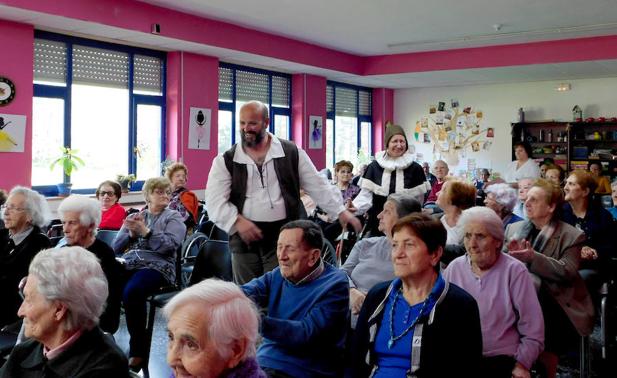 Actores del club de lectura, en la residencia Tercera Actividad.