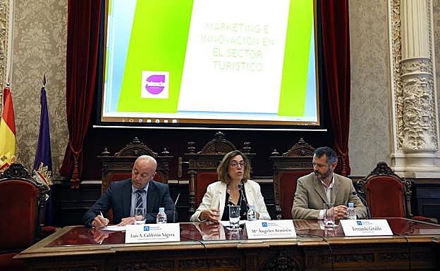 Ángeles Armisén, entre Luis Calderón y Fernando Giraldo, ponente en la charla. 