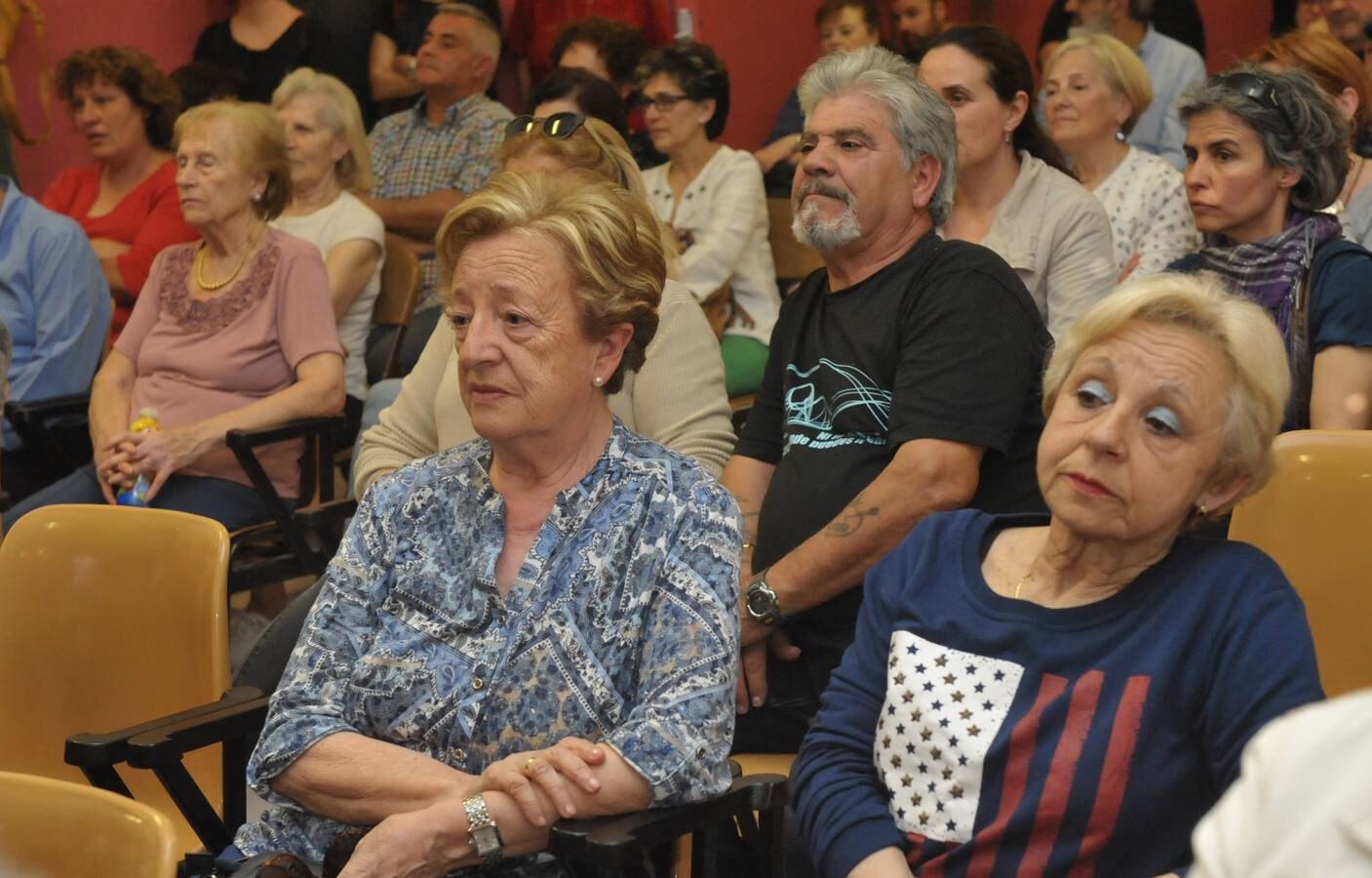 Los vecinos reclamaron al equipo de gobierno una mejora de las conexiones de Auvasa en ambas zonas y el arreglo de un colector