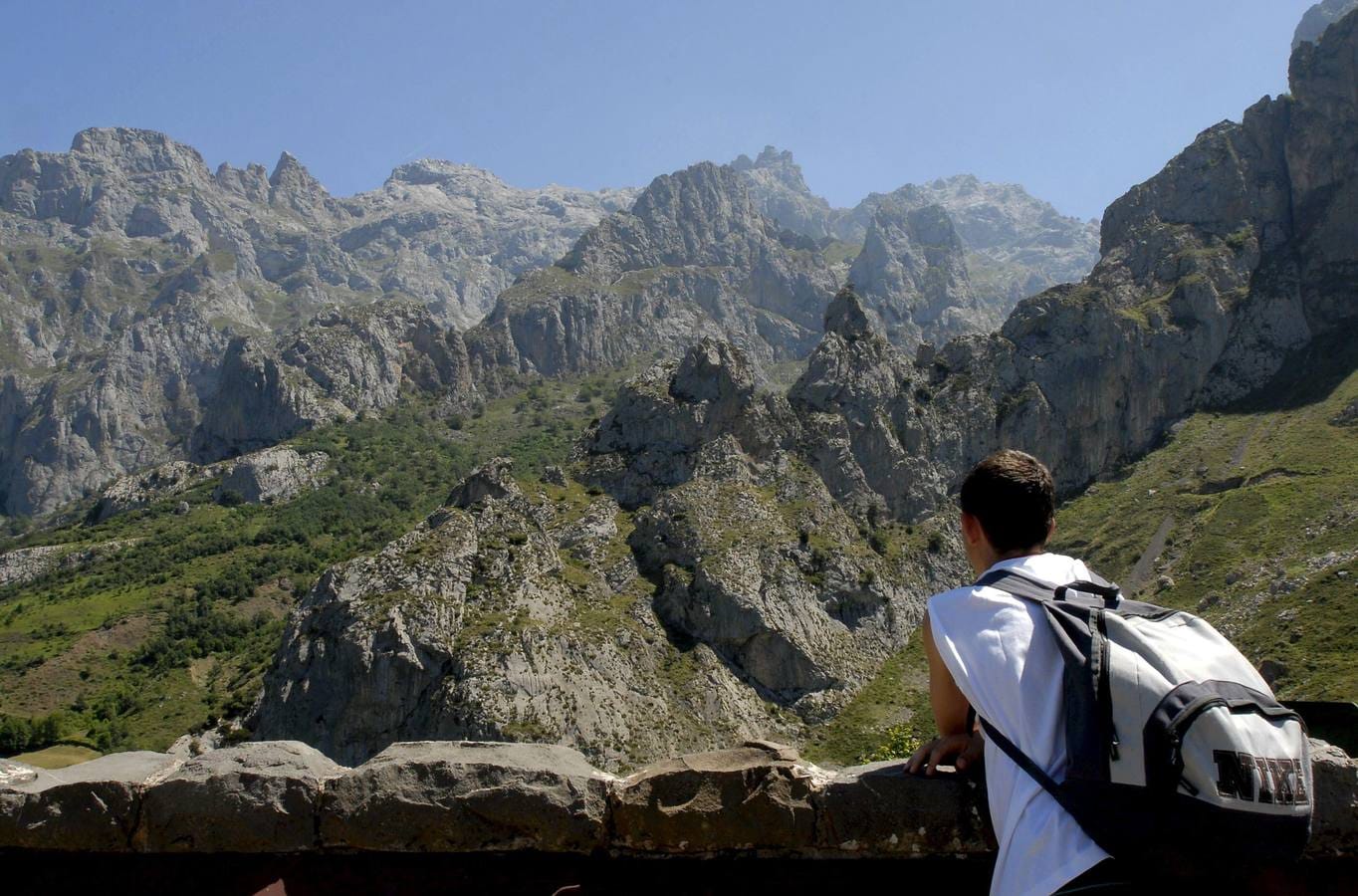 Picos de Europa (León). La espectacularidad de sus paisajes de montaña y lo excepcional de su Red de Rutas de Senderismo, atraen visitantes de los más recónditos lugares del mundo.