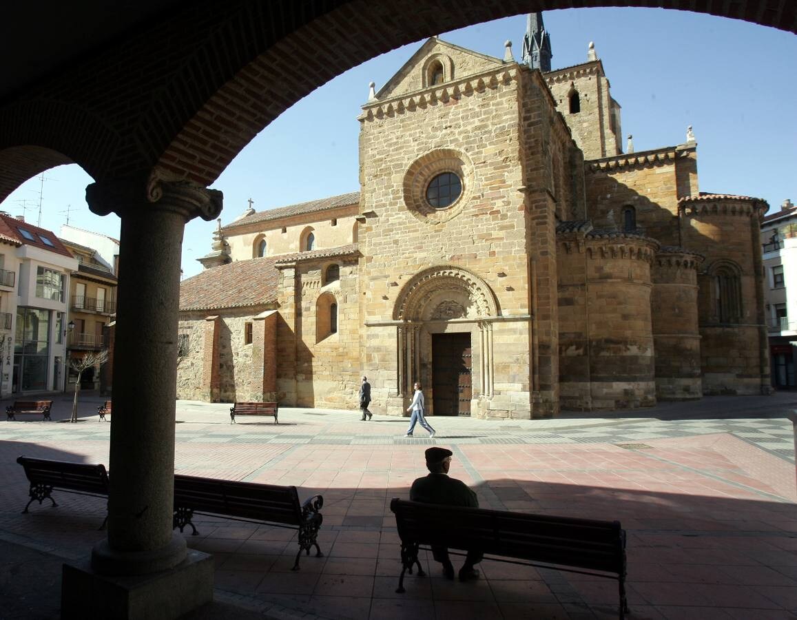 Benavente (Zamora). De su importante pasado, casi siempre unido al nombre de sus condes, Benavente conserva los siguientes edificios, varios de ellos declarados Bienes de Interés Cultural, Iglesias de Santa María del Azogue y San Juan del Mercado, Torre del Caracol y Hospital de la Piedad.