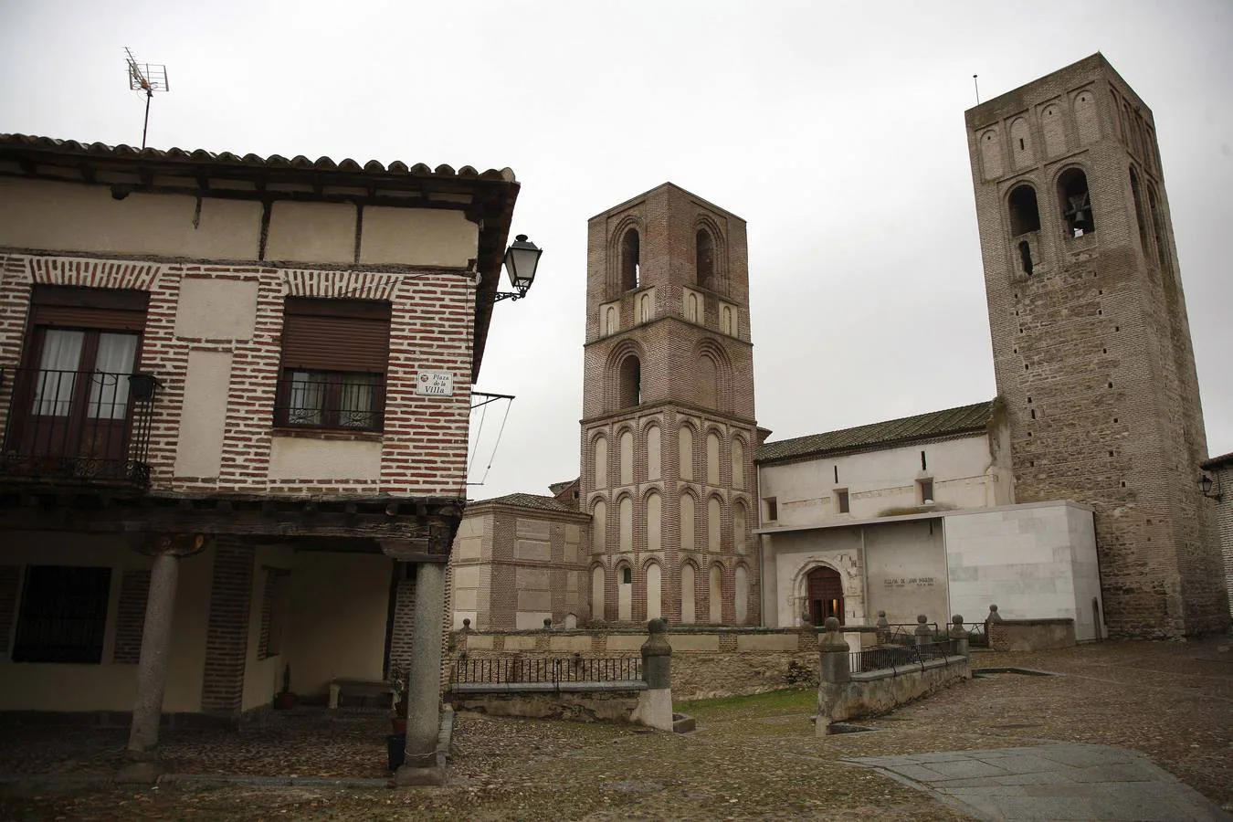 Arévalo (Ávila). Lugar que ha visto pasar diferentes culturas: cristiana, musulmana y hebrea, siendo así una de las juderías más importantes de Castilla. La corte real se albergó en su fortaleza durante el siglo XVI, enriqueciendo el lugar con la estancia de la madre de Isabel de Castilla, la propia Isabel y su nieto Fernando.