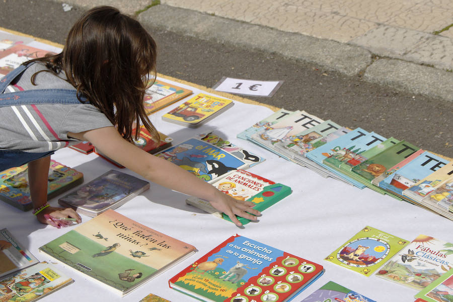 Fotos: Libros y danzas en el colegio Tello Téllez