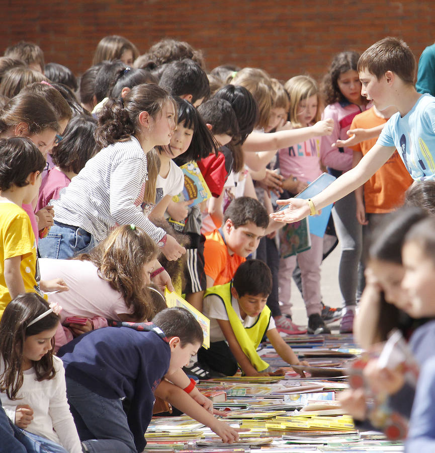 Fotos: Libros y danzas en el colegio Tello Téllez