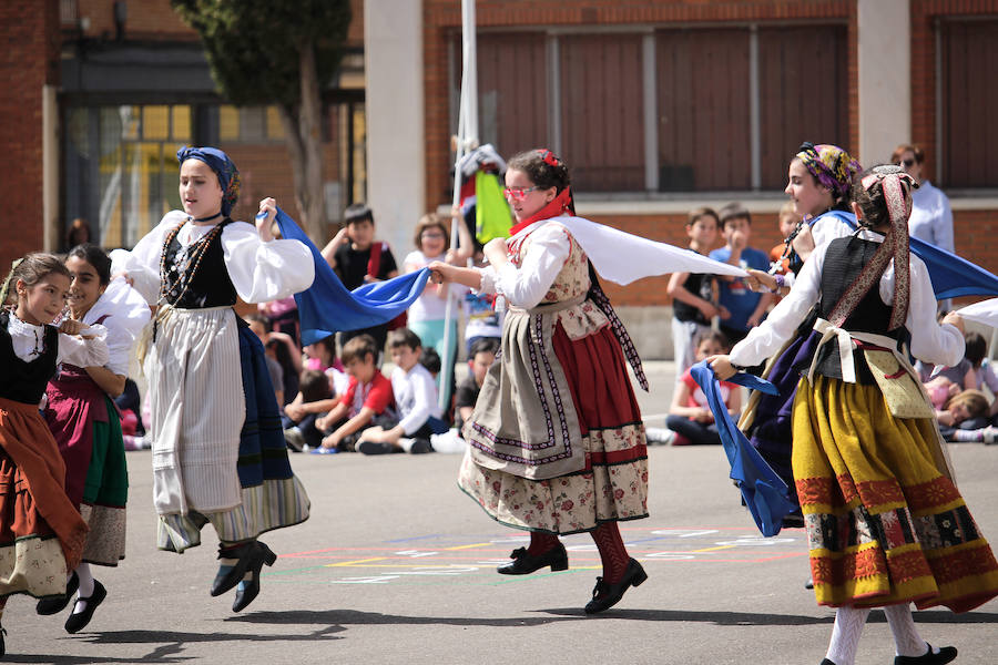 Fotos: Libros y danzas en el colegio Tello Téllez