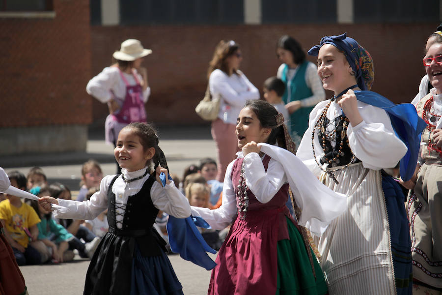 Fotos: Libros y danzas en el colegio Tello Téllez