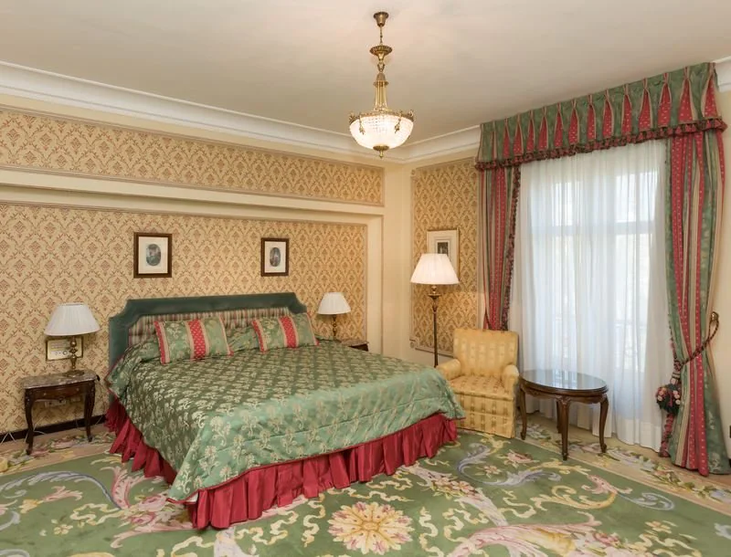 Ansorena y la casa francesa Piasa realizarán la venta de 1500 lotes, piezas del hotel Ritz Madrid: candelabros de cristal, mesas, sillas, espejos, grabados, doseles, un fragmento de la historia de Madrid que podrán verse del 4 al 6 de mayo en la Fundación Carlos de Amberes, donde tendrá lugar su exposición unos días antes de la puja