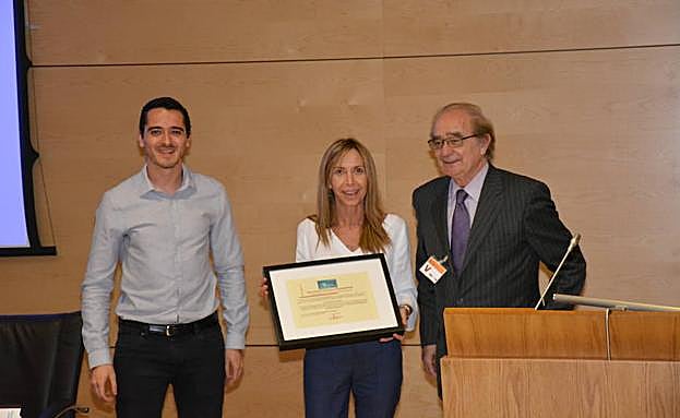 Carmen Fernández Caballero, entre Mario Tena y Víctor Jara, este martes en Madrid.