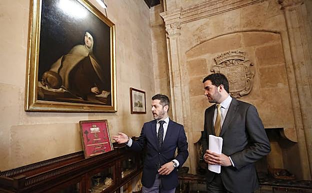 Julio López y Álvaro Romero Sánchez-Arjona muestran el juego de llaves del sepulcro de Santa Teresa. 