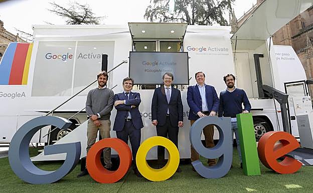 Representantes de Google, el Ayuntamiento y la Junta de Castilla y León, en la presentación. 