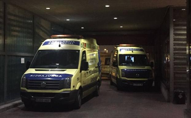 Ambulancias en las puertas de urgencias del Hospital Rio Hortega.