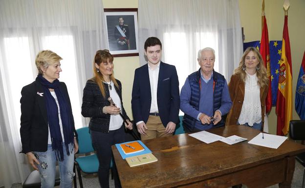 Maribel Campos, con el bastón de mando de Lantadilla en las manos, junto a los otros miembros de la gestora. 