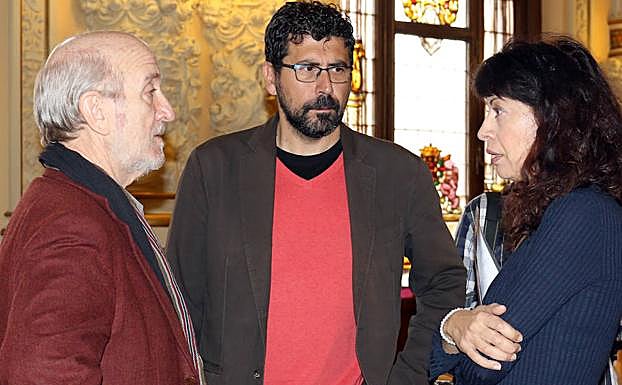 La concejala Ana Redondo, a la derecha, conversa con Javier Angulo (Seminci) y el concejal Alberto Bustos. 