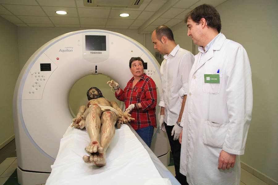 Fotos: Un cristo yacente se somete a un tac