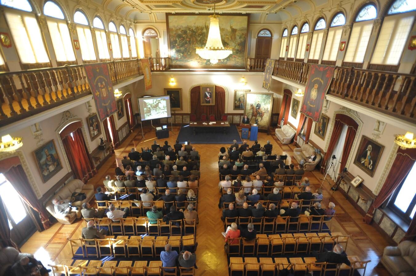 El cronista deportivo, José Miguel Ortega, ofreció ayer una conferencia en la Academia de Caballería recordando a los 26 alumnos de esta institución que fueron olímpicos participando, justamente, en una de esas tres disciplinas propias del ámbito militar