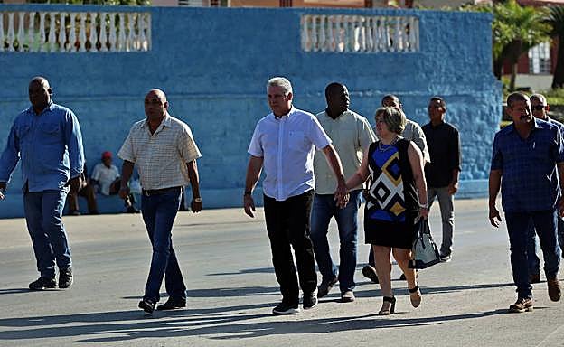 Miguel Díaz-Canel y Lis Cuesta salen de votar en Santa Clara el pasado 11 de marzo. 