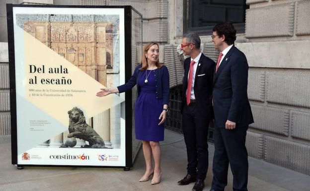 La presidenta del Congreso, Ana Pastor; el rector, Ricardo Rivero; y el alcalde, Alfonso Fernández Mañueco, con el cartel de la exposición. 