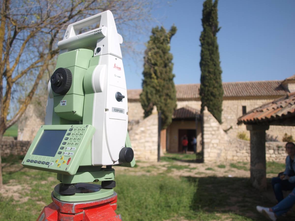 Fotos: Alumnos y profesores del IES La Merced de Valladolid participan en un proyecto de fotogrametría en la ermita del Villar en Gallegos de Hornija