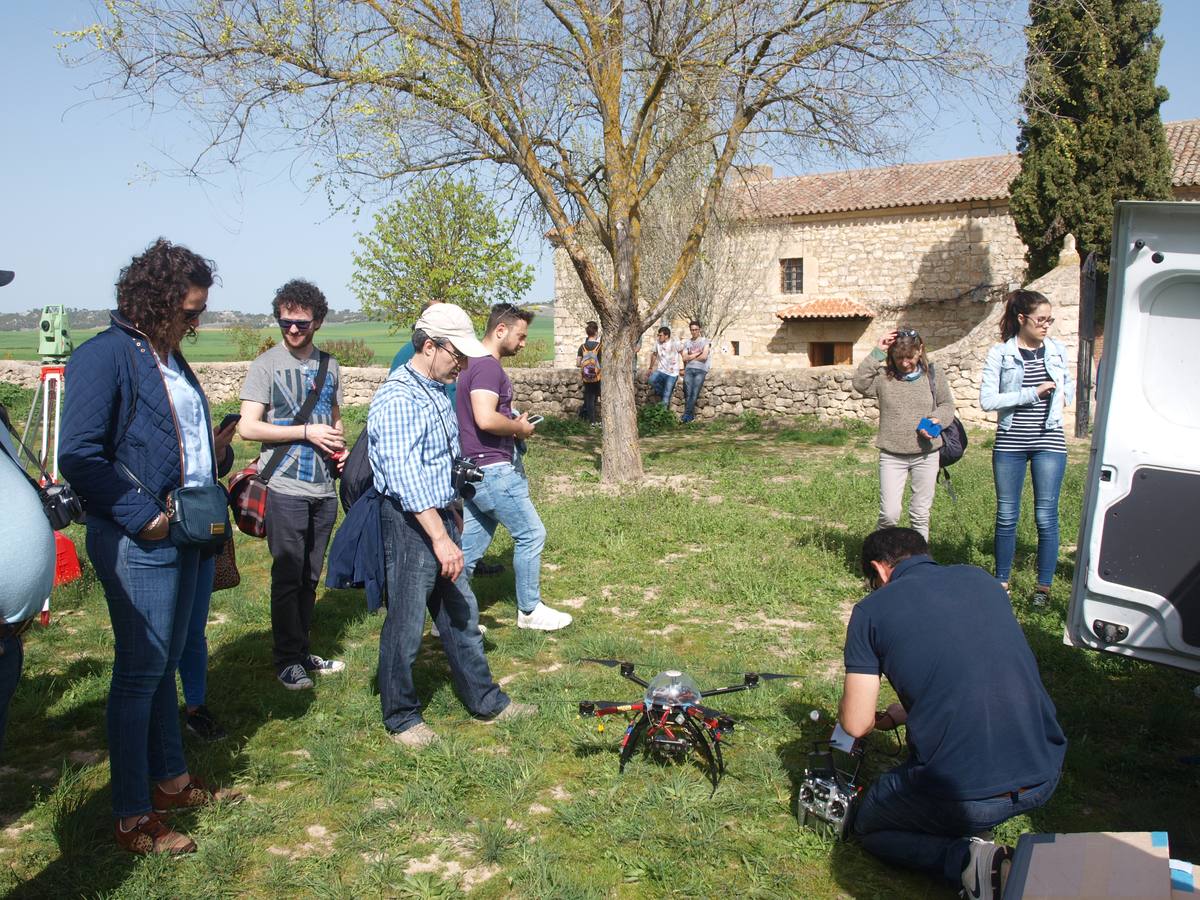 Fotos: Alumnos y profesores del IES La Merced de Valladolid participan en un proyecto de fotogrametría en la ermita del Villar en Gallegos de Hornija