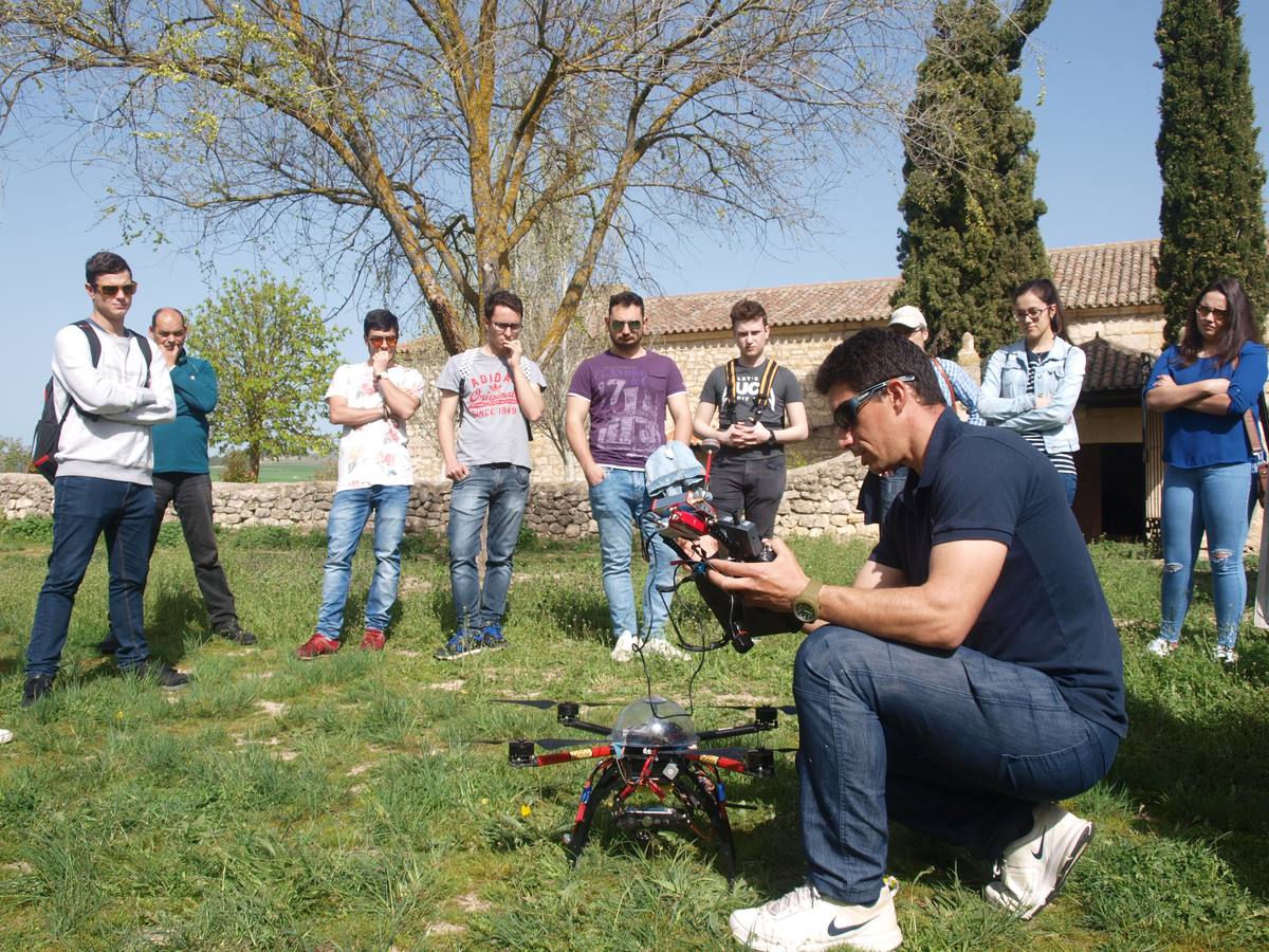 Fotos: Alumnos y profesores del IES La Merced de Valladolid participan en un proyecto de fotogrametría en la ermita del Villar en Gallegos de Hornija