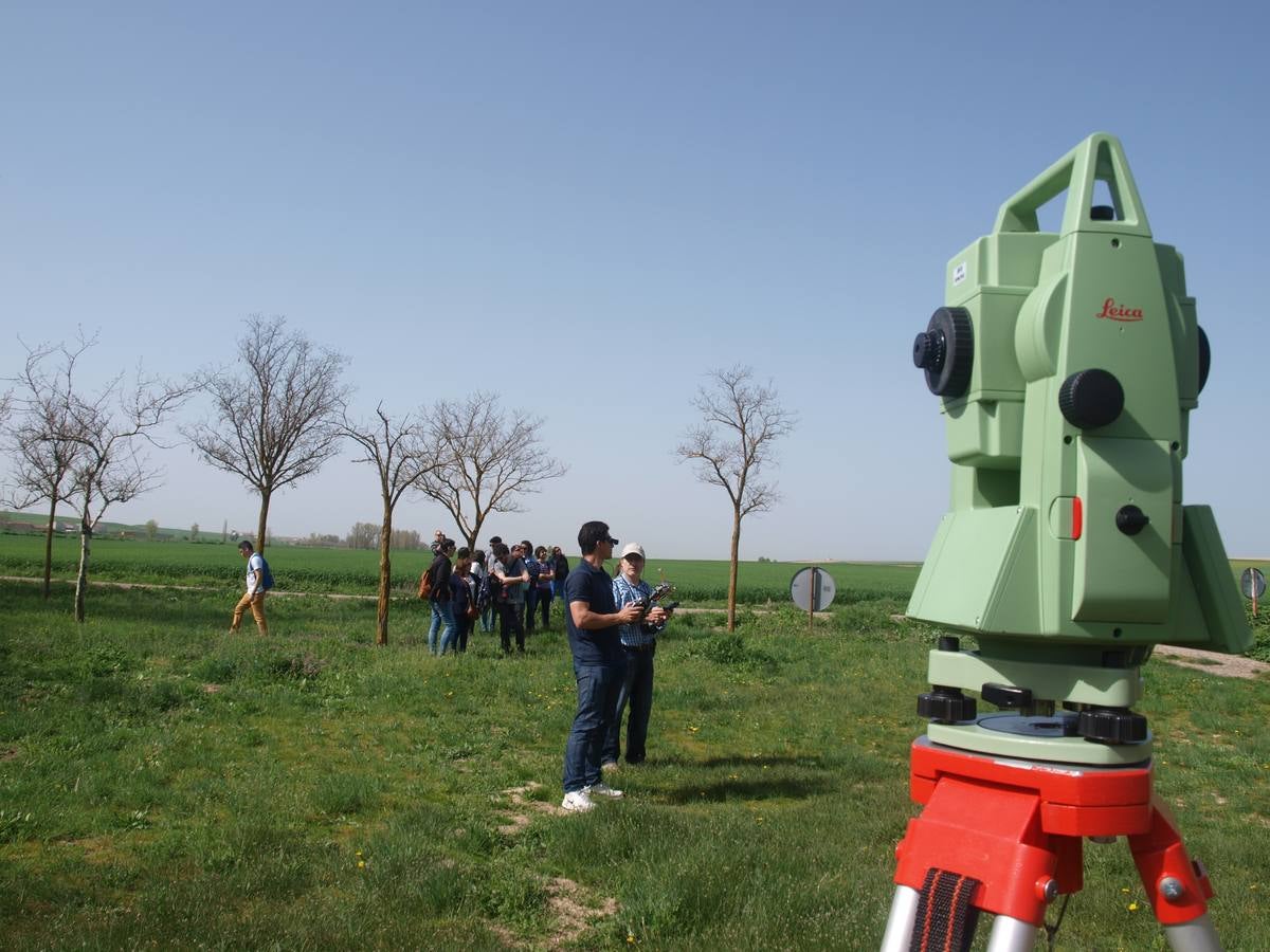 Fotos: Alumnos y profesores del IES La Merced de Valladolid participan en un proyecto de fotogrametría en la ermita del Villar en Gallegos de Hornija