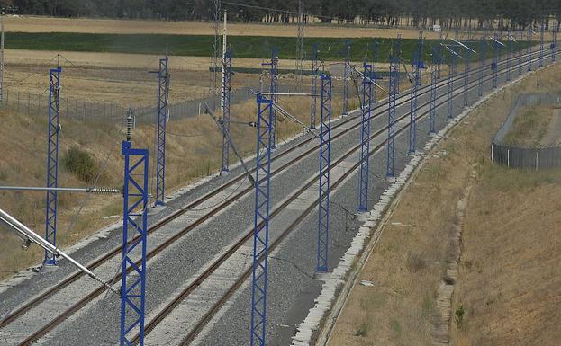 Línea del AVE Madrid-Valladolid en la zona de Olmedo.