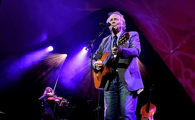 El cantautor Joan Manuel Serrat durante su actuación en el Auditorio de Roquetas de Mar hace unos dias.