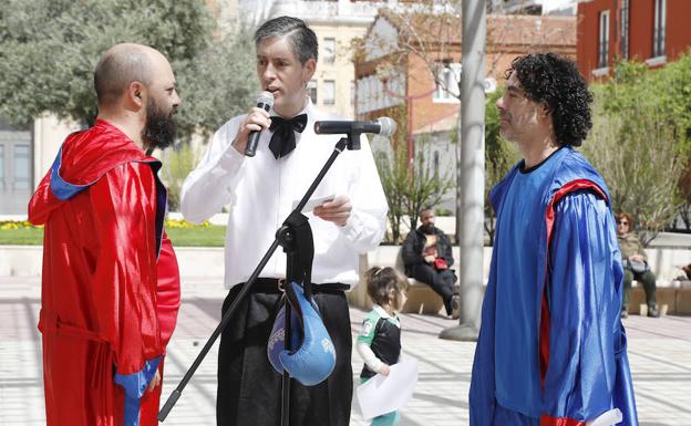 Dudu Fernández, a la izquierda, y Jorge Molinero, con Luis Javier Pinar de árbitro-moderador.