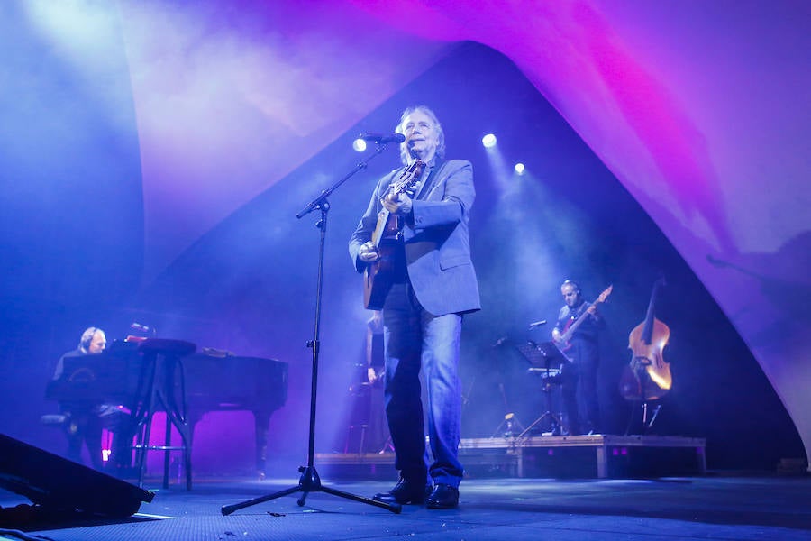 El cantautor catalán abrió el ciclo 'Nuestras Voces' en Salamanca