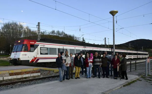 Vecinos del núcleo de La Estación del Espinar posan frente a un tren. 