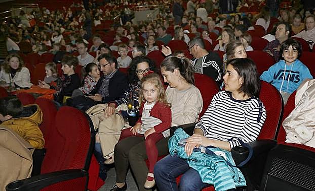 Público que asistió ayer al espectáculo de Antonio Domingo en el Ortega.