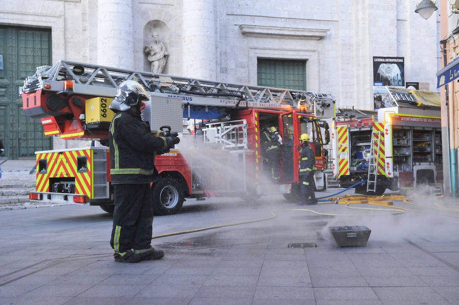 Dos incendios leves perturbaron la tarde del sábado en Valladolid. Los bomberos se tuvieron que desplazar a la calle Cascajares, donde la campana de una haburguesería se prendió. Dos horas después el conato de fuego tuvo lugar en el antiguo hotel Marqués de la Ensenada.