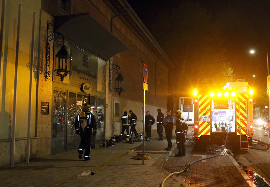 Dos incendios leves perturbaron la tarde del sábado en Valladolid. Los bomberos se tuvieron que desplazar a la calle Cascajares, donde la campana de una haburguesería se prendió. Dos horas después el conato de fuego tuvo lugar en el antiguo hotel Marqués de la Ensenada.