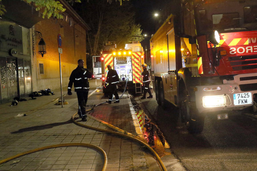 Dos incendios leves perturbaron la tarde del sábado en Valladolid. Los bomberos se tuvieron que desplazar a la calle Cascajares, donde la campana de una haburguesería se prendió. Dos horas después el conato de fuego tuvo lugar en el antiguo hotel Marqués de la Ensenada.