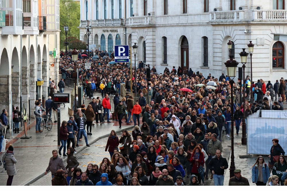 Miles de personas marchan por las calles de Burgos para mostrar su condena unánime ante el asesinato machista de Silvia Plaza.