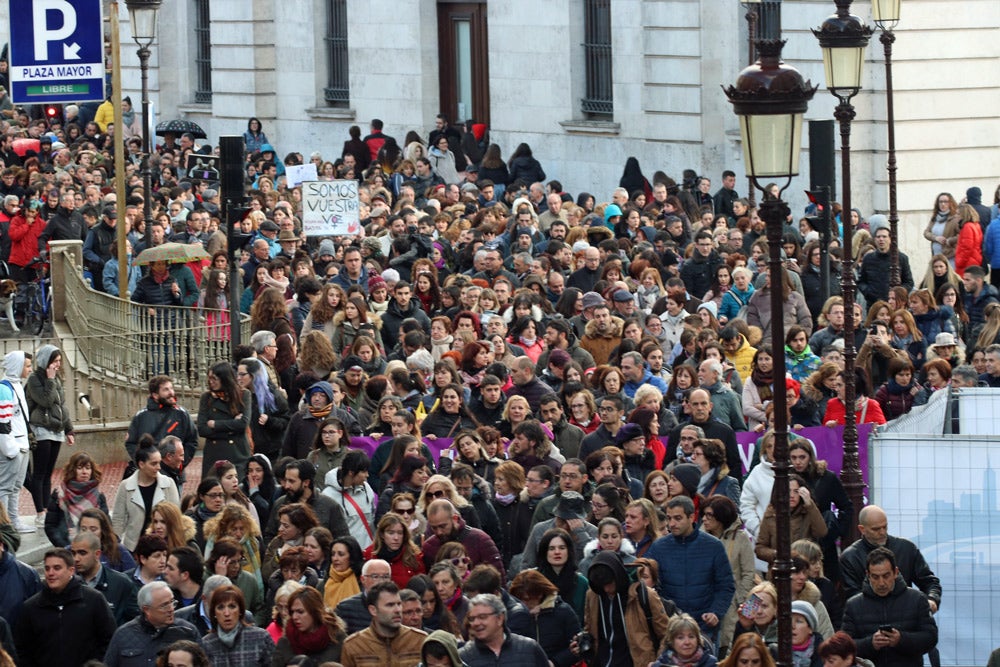 Miles de personas marchan por las calles de Burgos para mostrar su condena unánime ante el asesinato machista de Silvia Plaza.